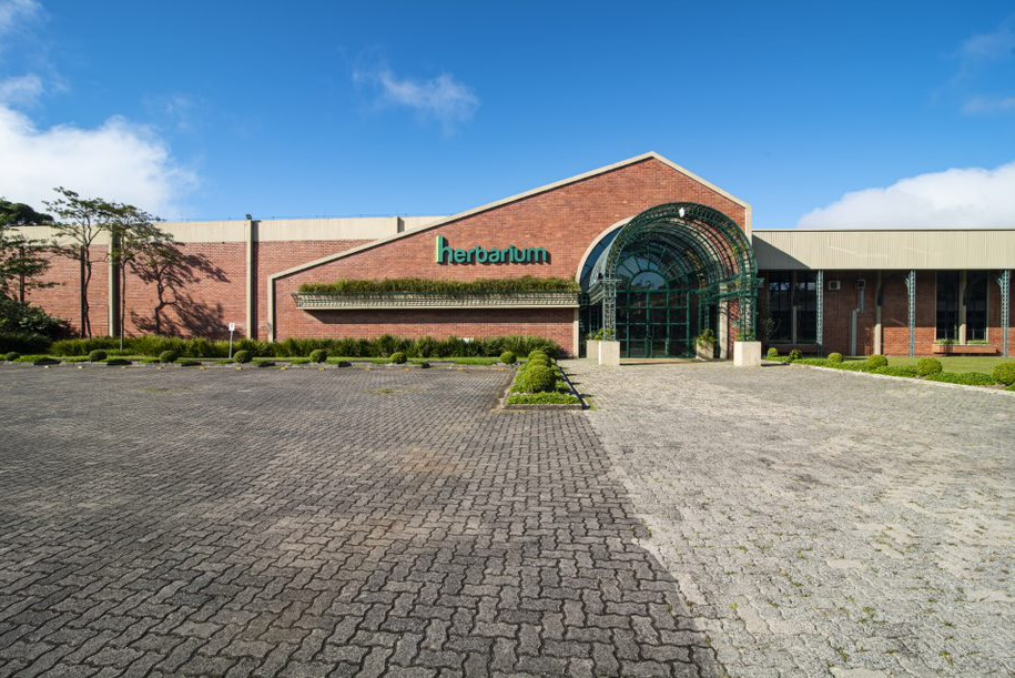 37 anos Herbarium lidera vendas de medicamentos fitoterápicos no